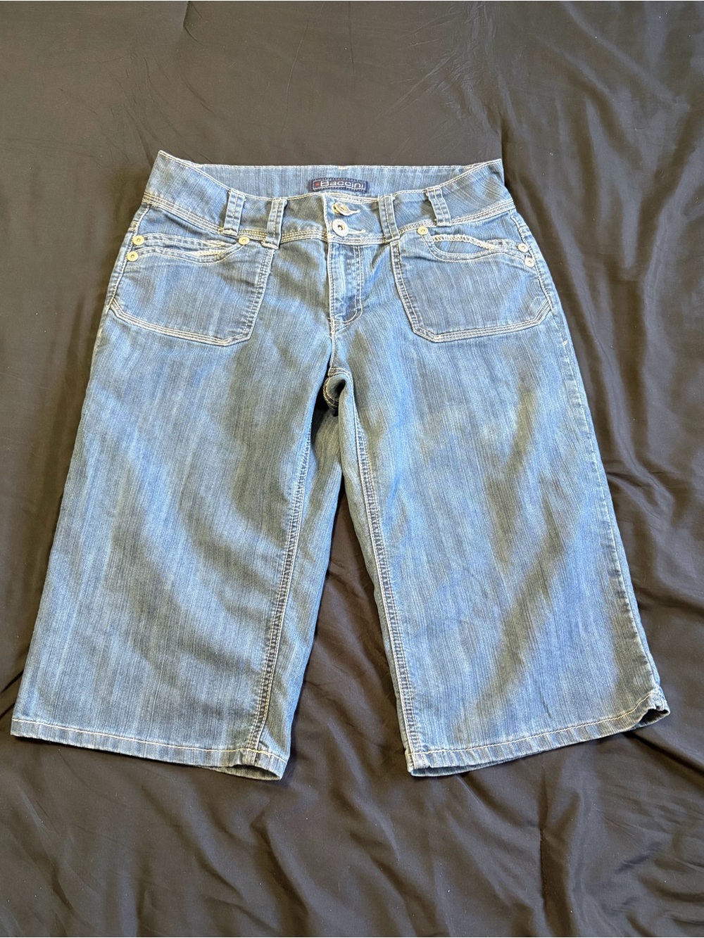 Y2K 2000s Baccini blue denim capri pants w/ cute pockets& white stitching.Size 8